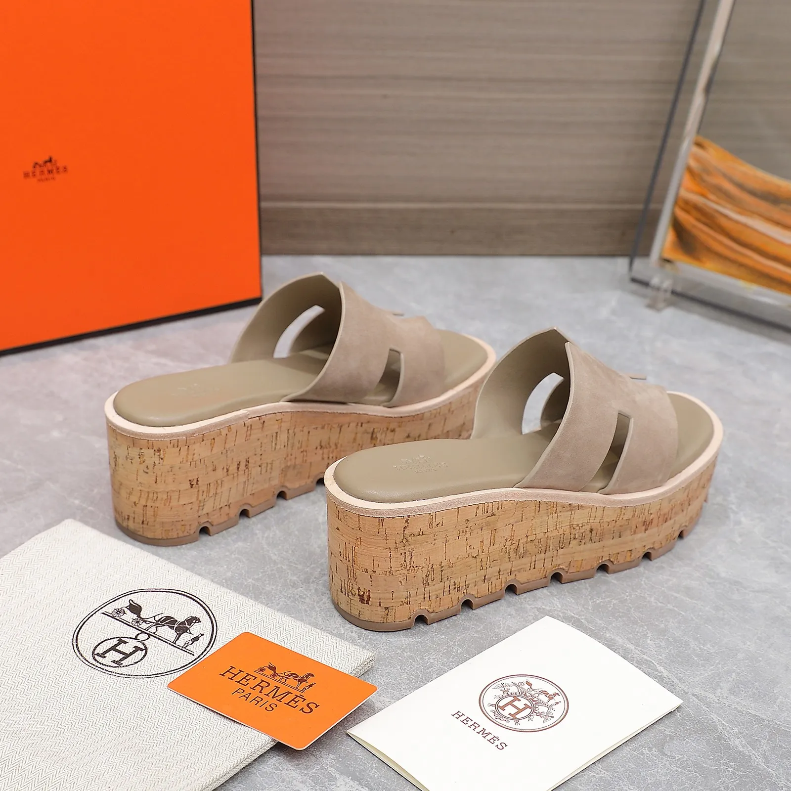 👟👟Ex-factory price 560👟👟 💥2024💥Hermès will continue the classic in 2022 Hermès Wood Grain Wedge H Slippers Hermès’ wedge sandals are the simplest, most durable and elegant I have ever seen! ! ! You can hold any style, the height of the 6cm wedge heel is easy to control, and the colors are all matching. The upper and the feet have her unique style, be sure to buy this one, it is truly classic, easy to wear and look good! Fabric: Imported cowhide, sheepskin lining, sheepskin feet, Italian original leather outsole welt, log water pine wrapped water table, rubber non-slip original outsole Color: 11 colors Code number: 35-40 Full set of original packaging